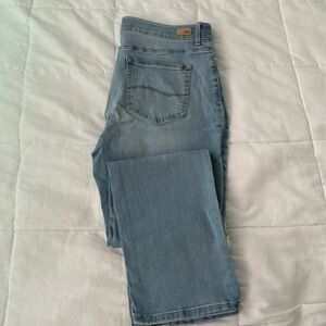 Women’s Lee jeans.  Reg fit straight leg. Size 16. Like new.